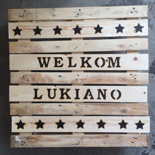 geboortebord hout handgemaakt duurzaam origineel houten liefslabel baby aankondiging welkom lukiano