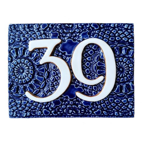 Handgemaakt keramisch huisnummerbord blauw, nummer 39. Gedecoreerd met een gehaakt kleedje