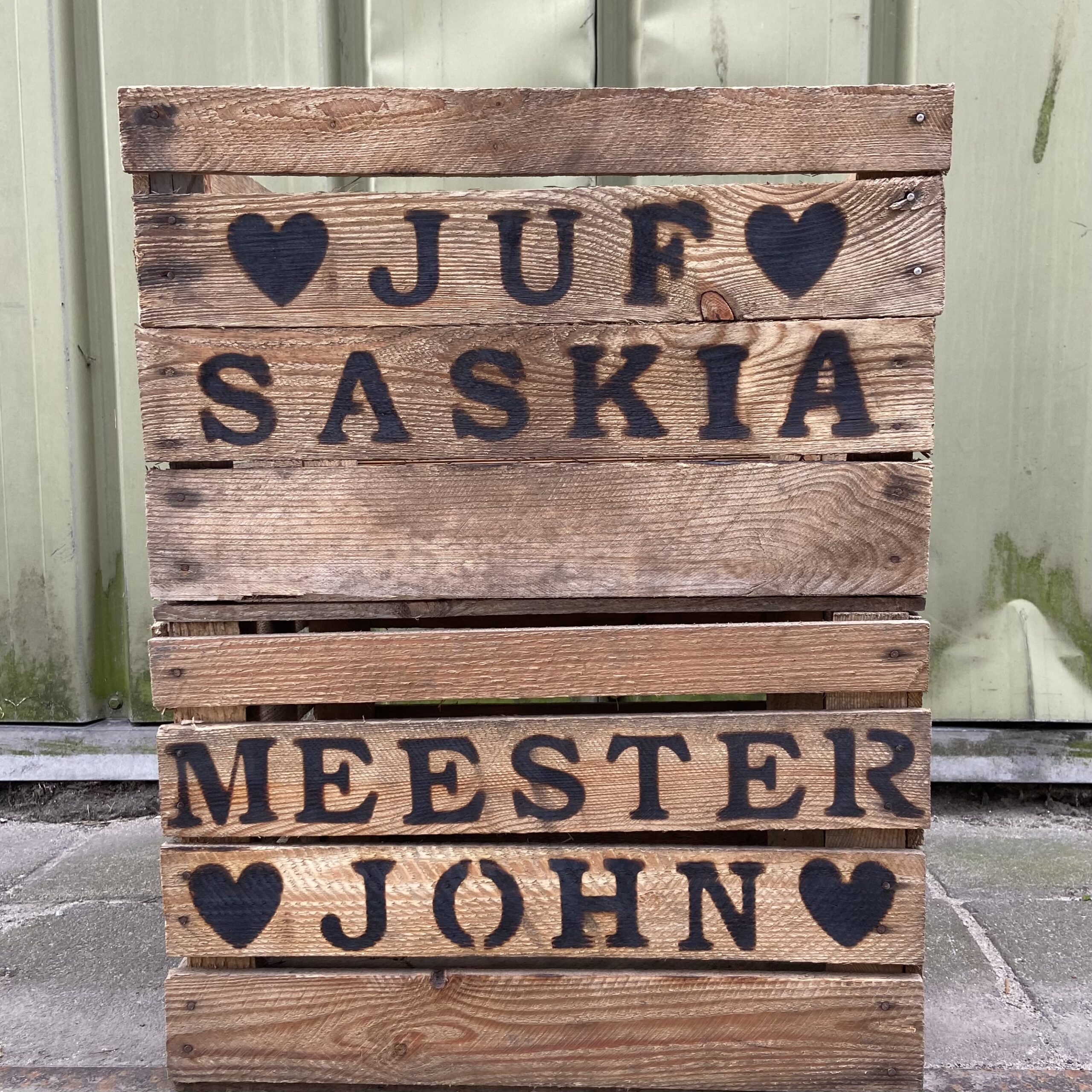 juf Saskia meester john jufcadeau juffenbedankje origineel cadeau meester liefslabel houten kist