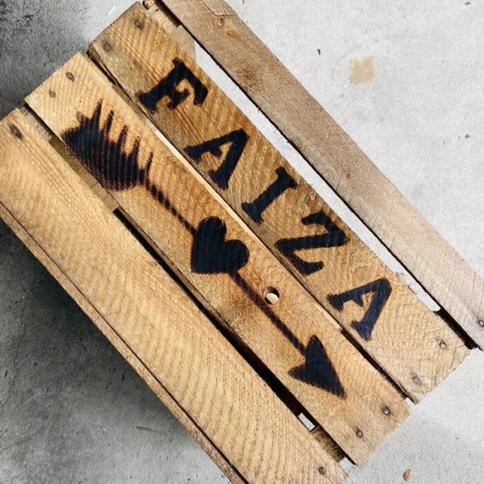houten kist met naam faiza liefslabel