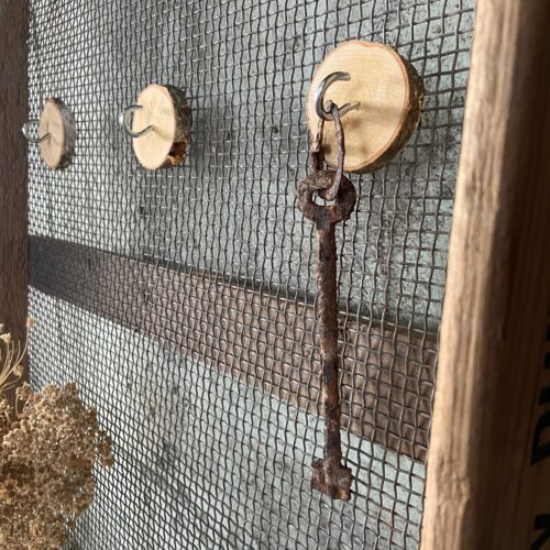 sleutelrek gaasbak gaasrek houten kist vintage sleutelhanger liefslabel