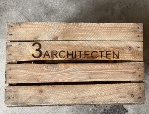 Houten kist met logo