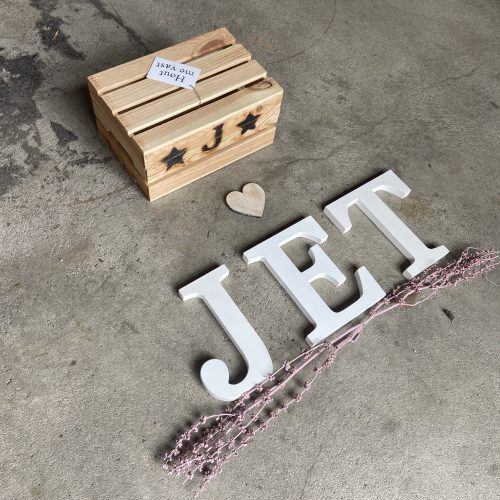 cadeaupakket kraamcadeau liefslabel geboorte houten letters herinnerkistje