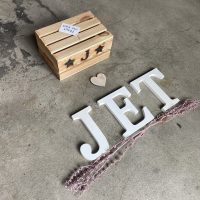 cadeaupakket kraamcadeau liefslabel geboorte houten letters herinnerkistje