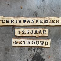 wegbewijzering hout planken branden decoratie bruiloft liefslabel