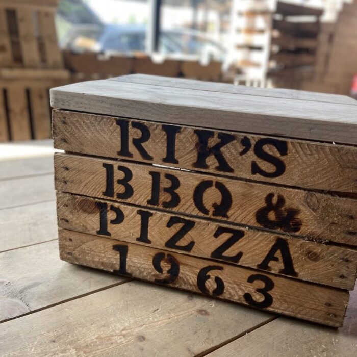 Rik's BBQ & Pizza Houten Kist LiefsLabel vaderdagcadeau cadeautip cadeau vaderdag leuk origineel persoonlijk liefslabel
