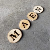 hout branden liefslabel naamslinger boomstam boomstamschijven houten slinger naamslinger