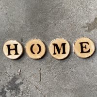 hout branden liefslabel naamslinger boomstam boomstamschijven houten slinger naamslinger