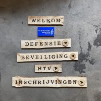 houten bewegwijzering wegwijzer huisstijl event beurs school veiligheid defensie college liefslabel