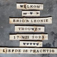 origineel persoonlijk bruiloft trouwdag decoratie cadeautip cadeau kado liefslabel jubileum bruiloftdecoratie huwelijksgeschenk bewegwijzering wegwijzer hout houten