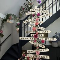 Bewegwijzering hout houten Alice in wonderland feestje kinderverjaardag decoratie Styling LIEFSLABEL