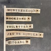 houten bewegwijzering wegwijzer festival wijnfestival muntverkoop rookzone toiletten jeu de boules uitgang liefslabel