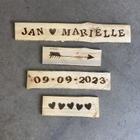 houten bewegwijzering liefslabel bruiloft wedding decoratie styling persoonlijk liefslabel