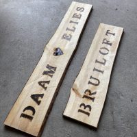 houten bewegwijzering liefslabel bruiloft wedding decoratie styling persoonlijk liefslabel