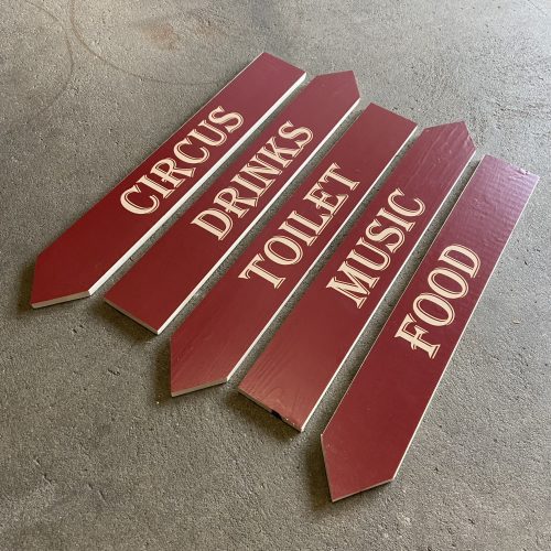 houten bewegwijzering circus huisstijl liefslabel event beurs vanderloo high end