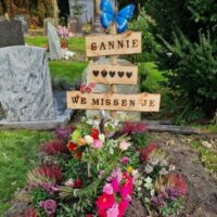 tijdelijk bord graf bewegwijzering herinnerbord liefslabel sannie we missen je