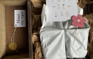 aardbeien aardbeientuintje liefslabel houten kist cadeau cadeaupakket cadeautip bruiloft verjaardag hoera moederdag vaderdag origineel persoonlijk cadeau