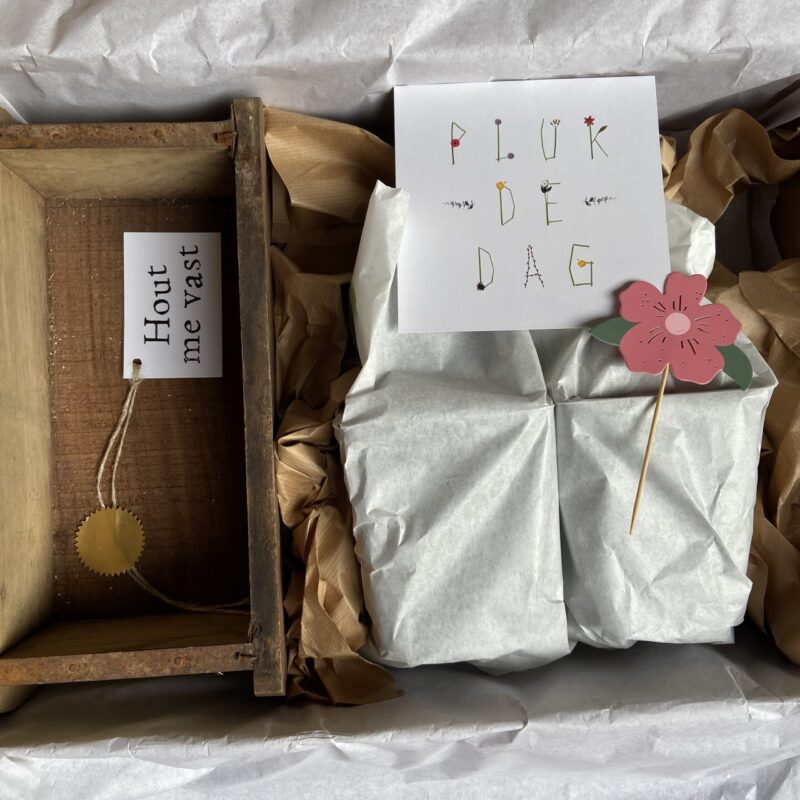 aardbeien aardbeientuintje liefslabel houten kist cadeau cadeaupakket bruiloft verjaardag hoera moederdag vaderdag origineel cadeau