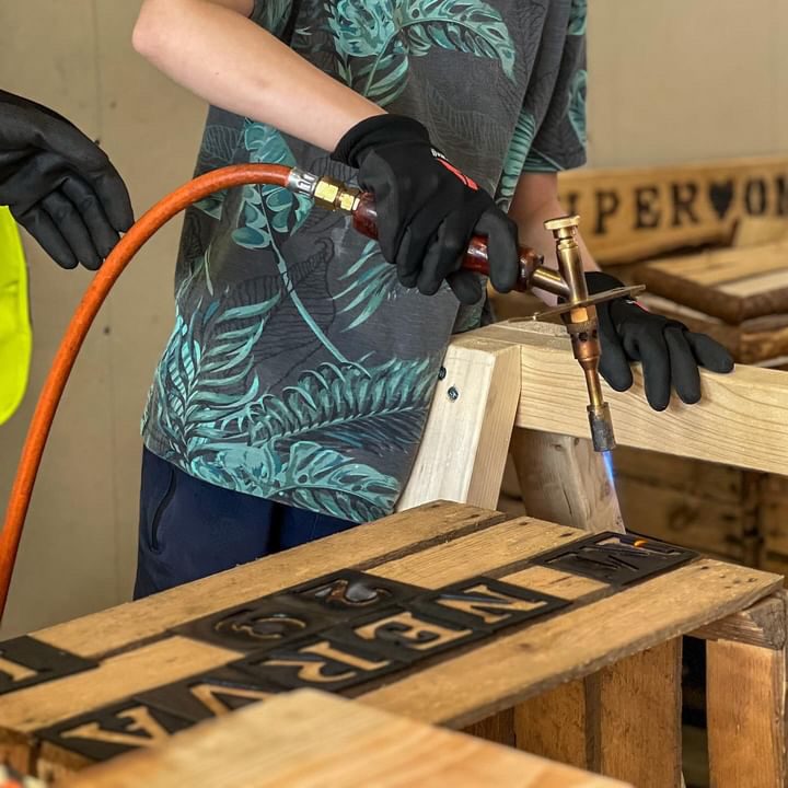 open dag houten kist tuintje liefslabel origineel kerstpakket persoonlijk tulpen duurzaam mvo hout me vast