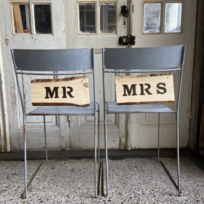 mr mrs bordje stoel decoratie cadeau bruiloft bruiloftdecoratie hout liefslabel