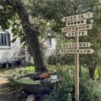 bewegwijzerinig juffrouw lente liefslabel hout luktuin vergaderlocatie