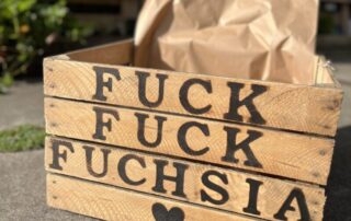 houten kist tekst tuintje origineel cadeau pensioen verjaardag grappige tekst liefslabel fuck fuck fucksia