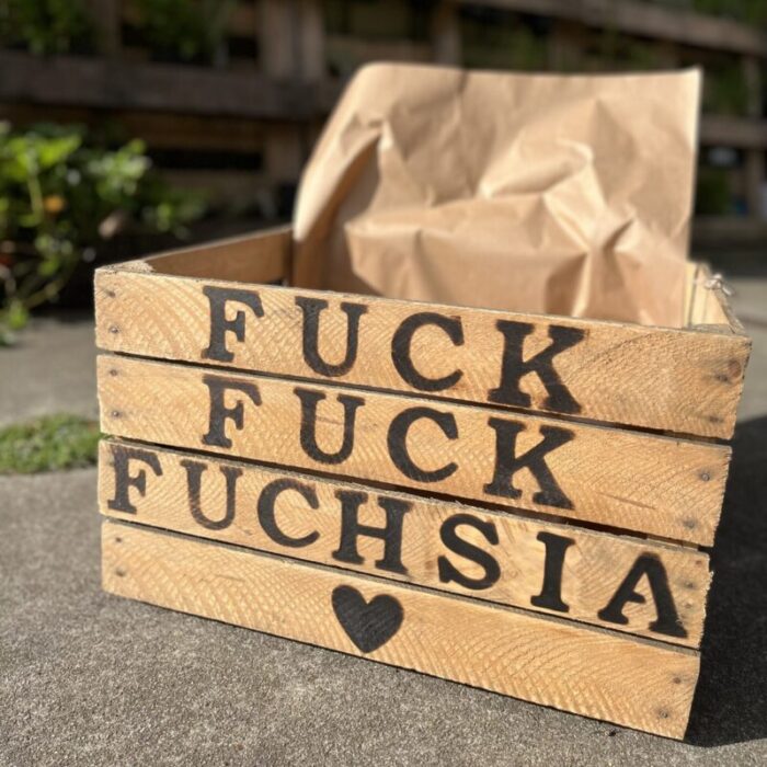 houten kist tekst tuintje origineel cadeau pensioen verjaardag grappige tekst liefslabel fuck fuck fucksia