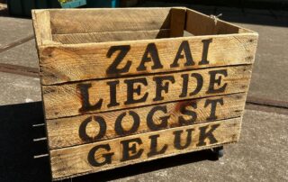 zaai liefde oogst geluk houten kist tuintje liefslabel origineel cadeau pensioen bruiloft trouwdag verjaardag