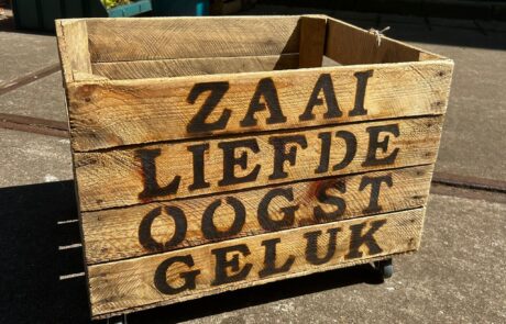 zaai liefde oogst geluk houten kist tuintje liefslabel origineel cadeau pensioen bruiloft trouwdag verjaardag