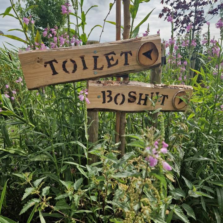 bewegwijzering liefslabel toilet boshut hout