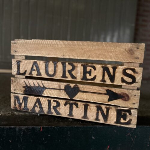 houten kist namen laurens martine cadeau bruiloft huwelijk origineel persoonlijk cadeautip leuk luxe trouwdag