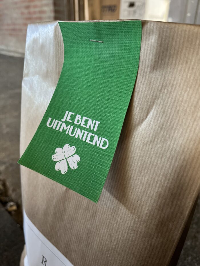 je bent uitmuntend munt plantje marokkaanse cadeau groen duurzaam bedankje juf meester juf fleur zorgkwekerij paperbag dag van de zorg kleinigheidje cadeau relatiegeschenk liefs liefslabel persoonlijk met naam