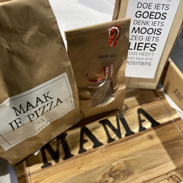 moederdag cadeau pakket kado origineel persoonlijk cadeautip idee luxe liefs liefslabel snijplank pizzaplank mama pizza