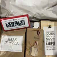 pizza pizzapakket moederdag cadeau pakket kado origineel persoonlijk cadeautip idee luxe liefs liefslabel snijplank pizzaplank mama pizza