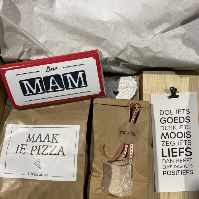 pizza pizzapakket moederdag cadeau pakket kado origineel persoonlijk cadeautip idee luxe liefs liefslabel snijplank pizzaplank mama pizza