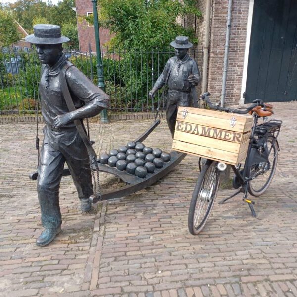 fietskrat liefslabel houten kist familienaam liefs krat op fiets persoonlijk originieel fruitkist veilingkrat cadeau kado fietsbezorger mamafiets edammer bezorger