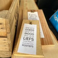 doe iets goed denk iets moois zeg iets liefs dan heeft elke dag iets positiefs klembord liefs liefslabel origineel cadeau meetlat groei babyshowe pensioen bedankje verjaardag