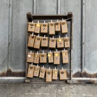 adventhuisjes liefs liefslabel cadeau zelf een adventkalender maken huisjes cijfers gaasbak inspiratie decoratie liefslabel origineel persoonlijk