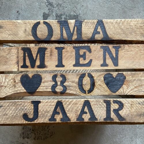 verjaardag oma mien 80 jaar houten kist verjaardag gezamenlijk cadeau familie vrienden cadeaupakket cadeautip leuk liefslabel