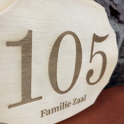familie zaal huisnummerbord hout cadeau housewarming verhuizen nieuw huis liefslabel naambordje huisnummerbord