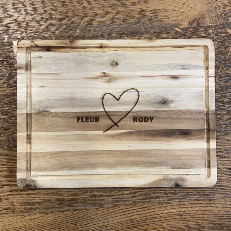 liefdesplank snijplank pizzaplank borrelplank met bedrukking namen gelaserd cadeau origineel persoonlijk met naam bruiloft trouwdag
