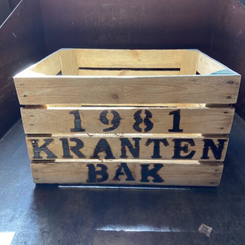 krantenbak opbergkist houten kist krat met jaartal naam persoonlijk origineel cadeau verjaardag huis housewarming cadeautip met naam liefslabel