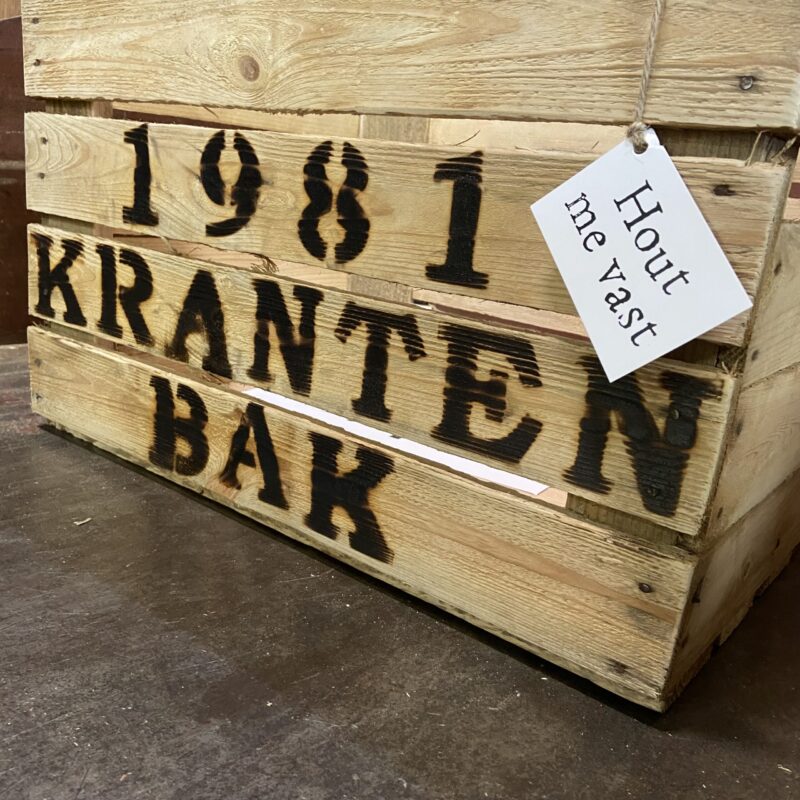 krantenbak opbergkist houten kist krat met jaartal naam persoonlijk origineel cadeau verjaardag huis housewarming cadeautip met naam liefslabel