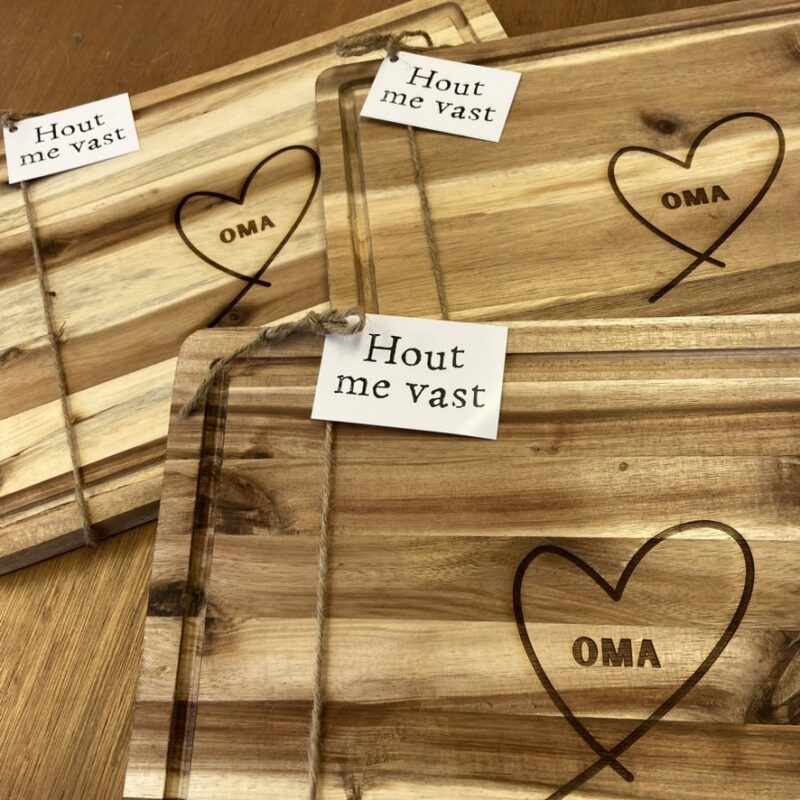 liefdesplank moederdag oma cadeau origineel persoonlijk met namen onderschrift borrelplank snijplank liefslabel